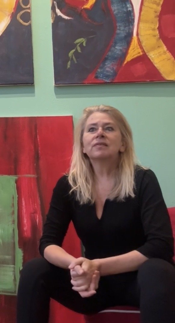 Susanne Rikus im Gespräch, vor ihren Werken in der Galerie