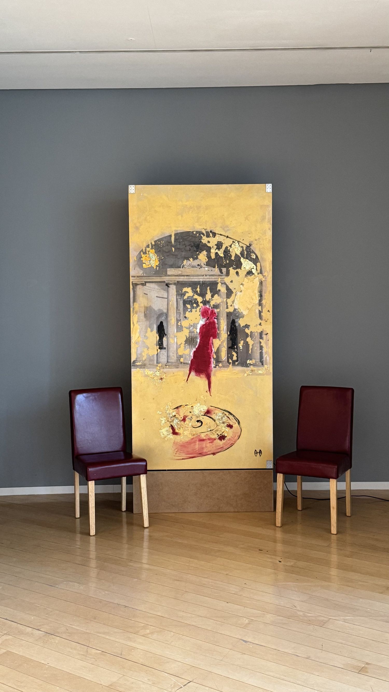 Installationsansicht in der Art Gallery Susanne Rikus — Entering the Temple mit zwei roten Stühlen